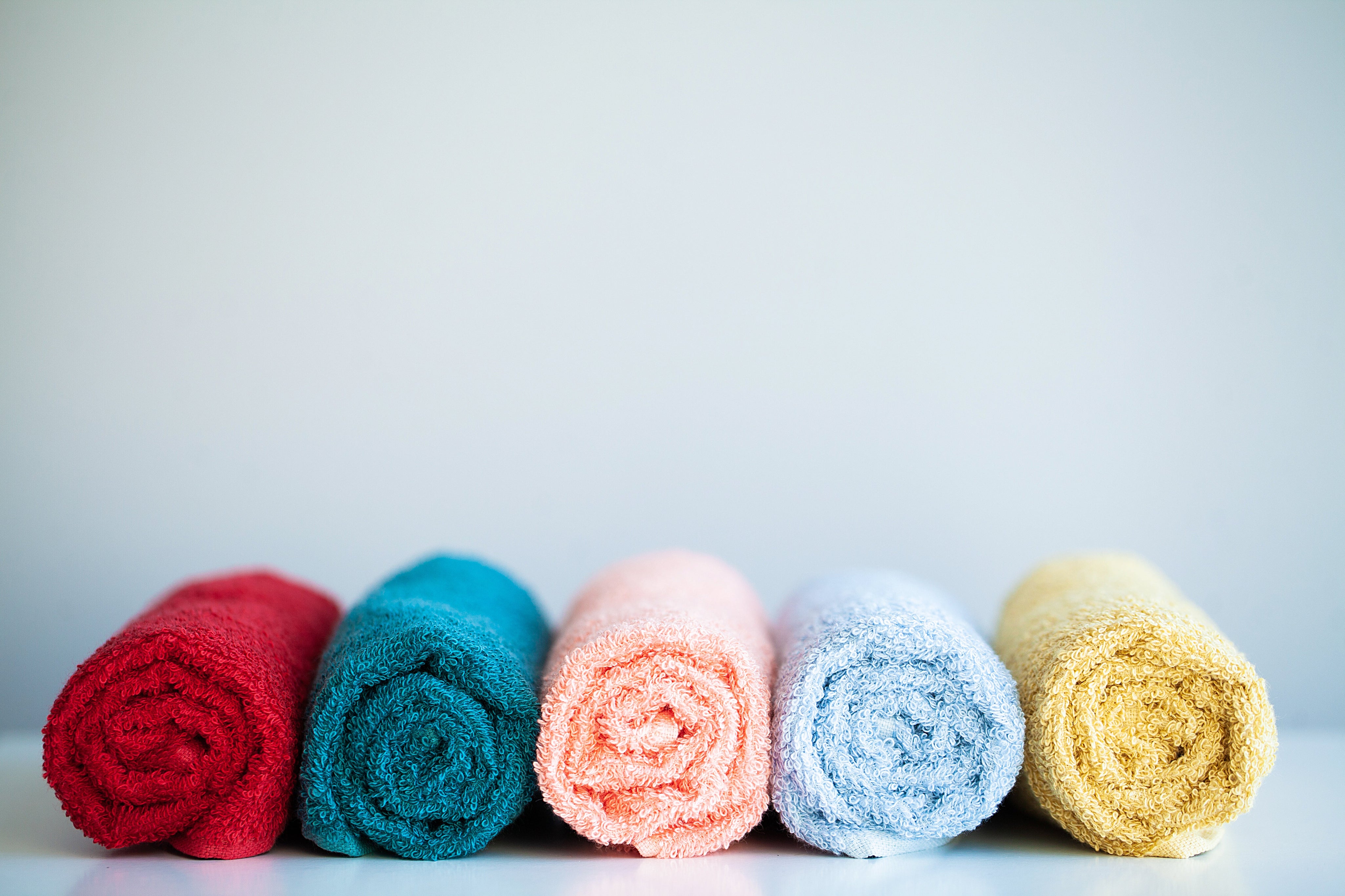 Jesienna metamorfoza łazienki – ręczniki w kolorach, które ocieplą wnętrze