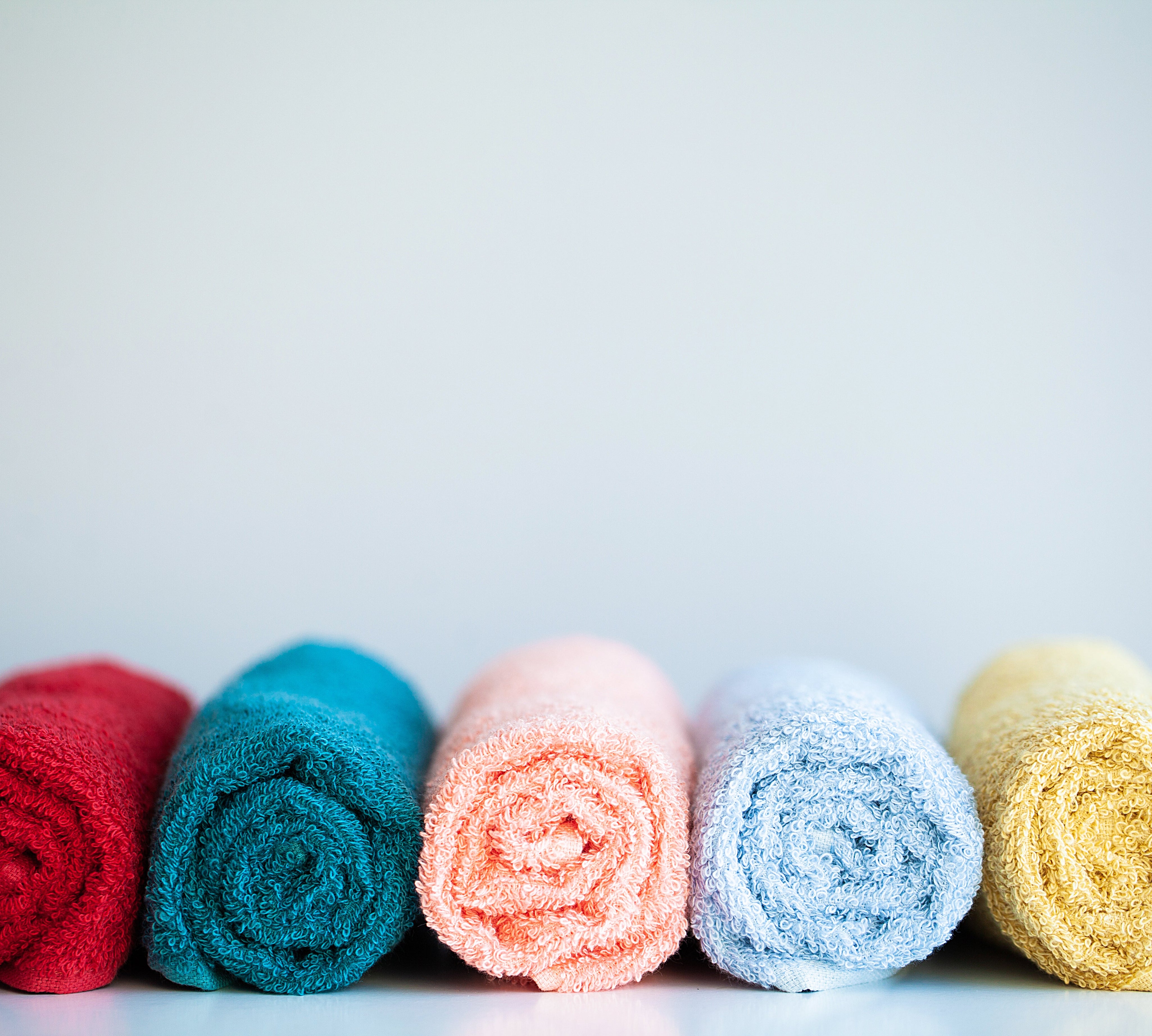 Jesienna metamorfoza łazienki – ręczniki w kolorach, które ocieplą wnętrze